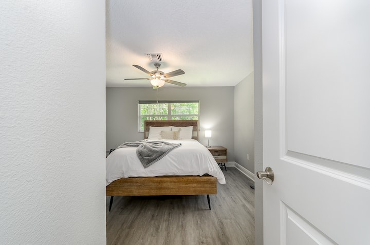 Секундарна спална соба со светилки кои имаат приклучок за УСБ.