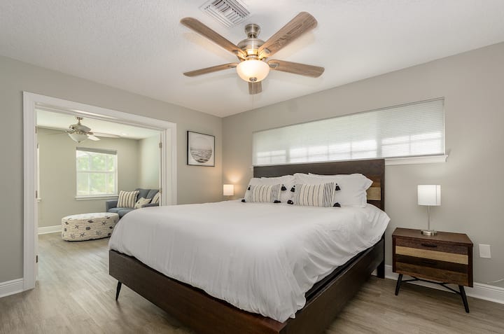 Главната спална соба има соба за седење со надграден кауч на спуштање со брачен кревет (широк 150-179 см).