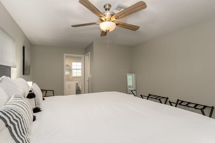 Главна спална соба со удобен брачен кревет (широк 150-179 см).