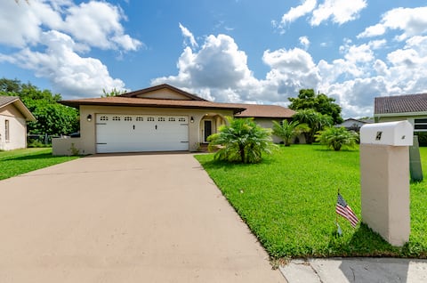 Nice Sparkling Clean Home with Pool.