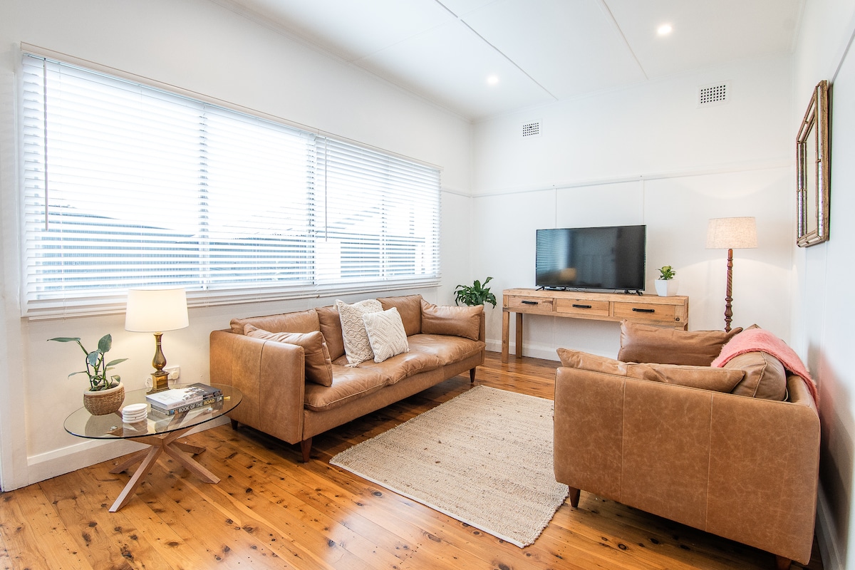 Top Airbnb: Teloa Cottage-Bungalow with Charm in Mid Western Regional Council