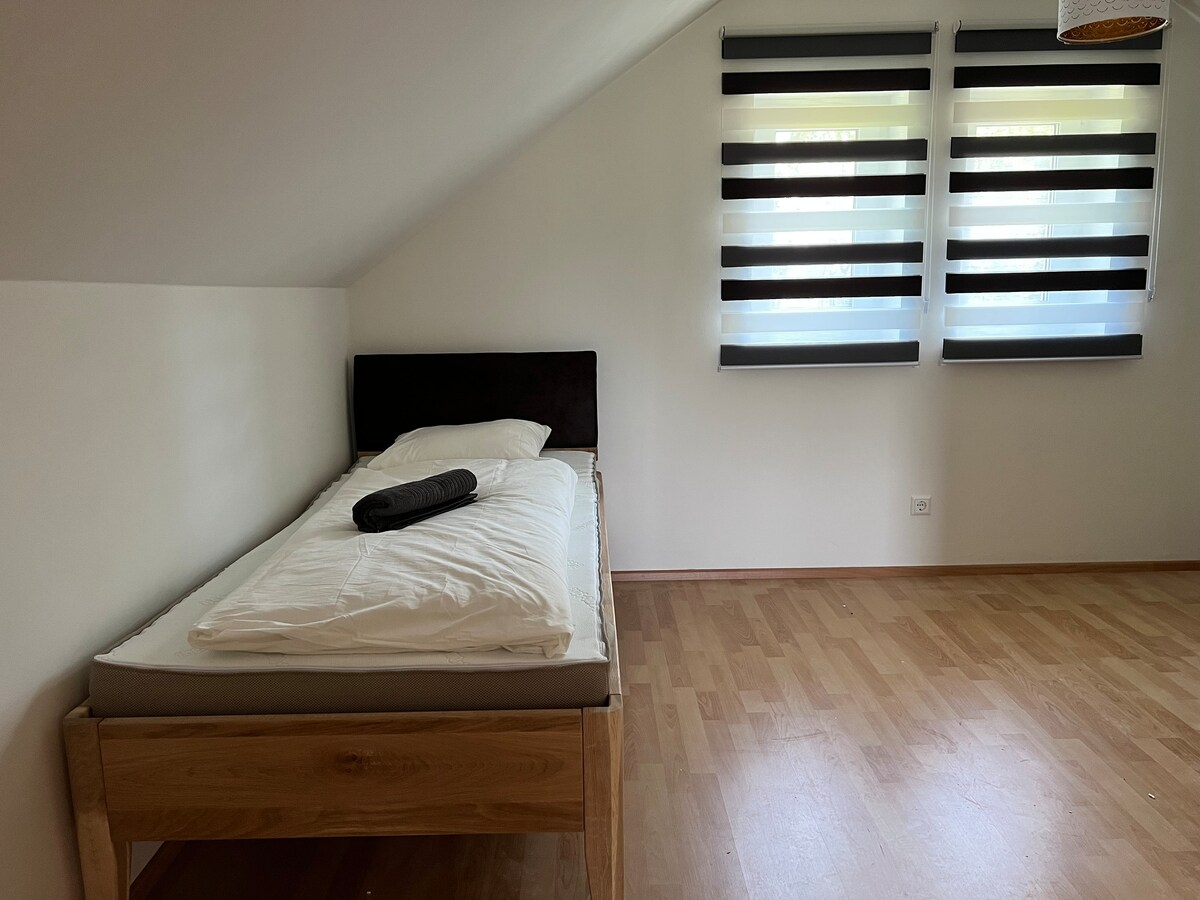 第一间卧室，配备 
双人床，180 x 200
单人床，90 x 200