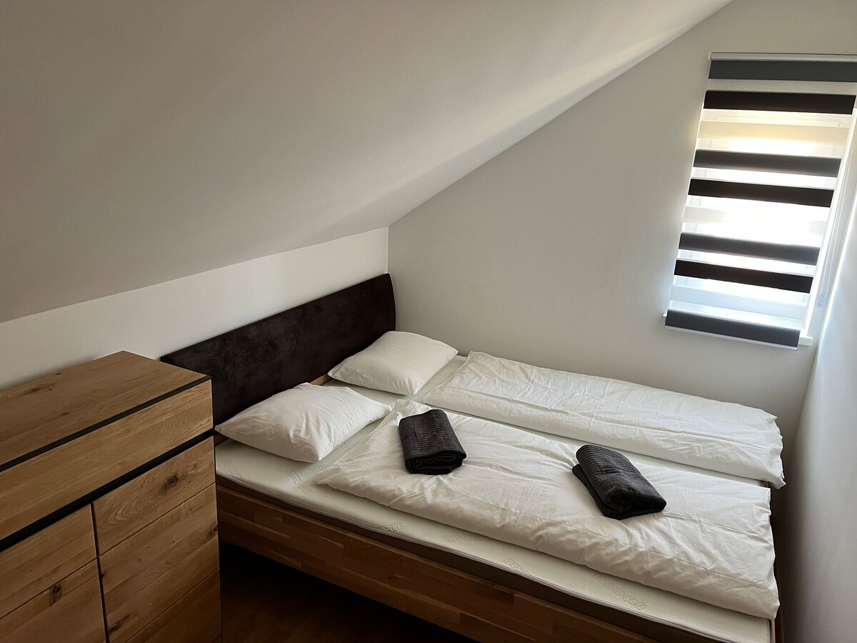 第二间卧室配备两张双人床，160x200