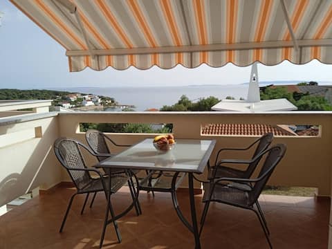 Popular Airbnb listing: One-bedroom apartment with sea view in Jakišnica