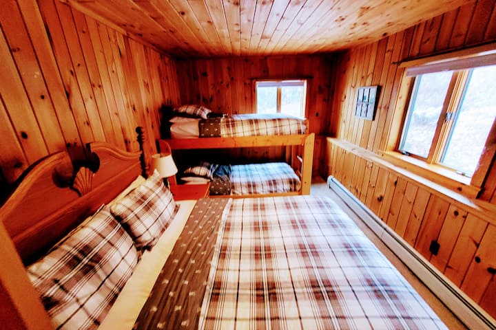 Dormitorio 5 fuera del pasillo del segundo piso
cama de tamaño completo y una litera