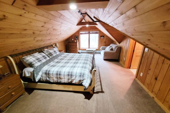 Suite principal en el cuarto piso con cama tamaño king y baño completo