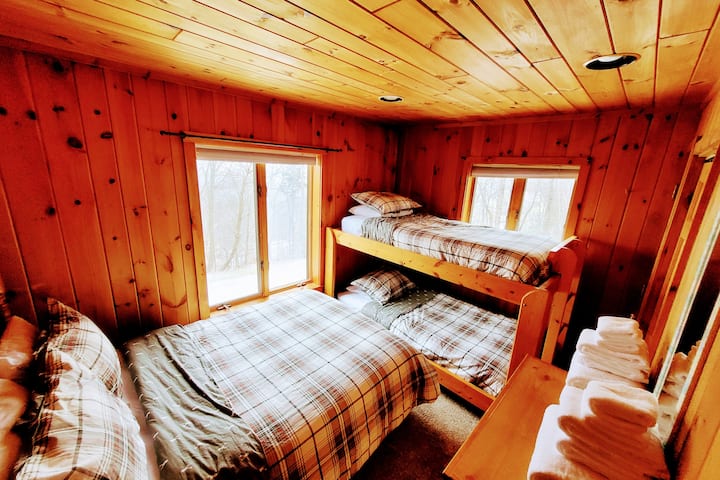 Octavo dormitorio en el segundo piso en el apartamento
tiene una cama de tamaño completo y una litera