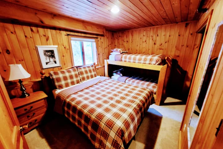 Dormitorio #3 en el segundo piso del pasillo.