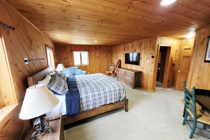 Suite principal en el tercer piso con cama tamaño king y baño completo. Justo al lado de la cocina principal