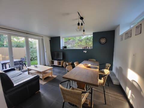 Annonce Airbnb populaire: Cozy 2-bedroom, 2 bathroom/WC, 1 terrace, 1 garden à Chambéry