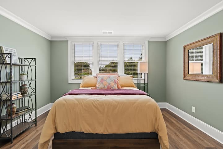 Prostrana spavaća soba na katu br. 2 s dovoljno prirodnog svjetla, privatnim pristupom kupaonici i 50" "Smart TV"...