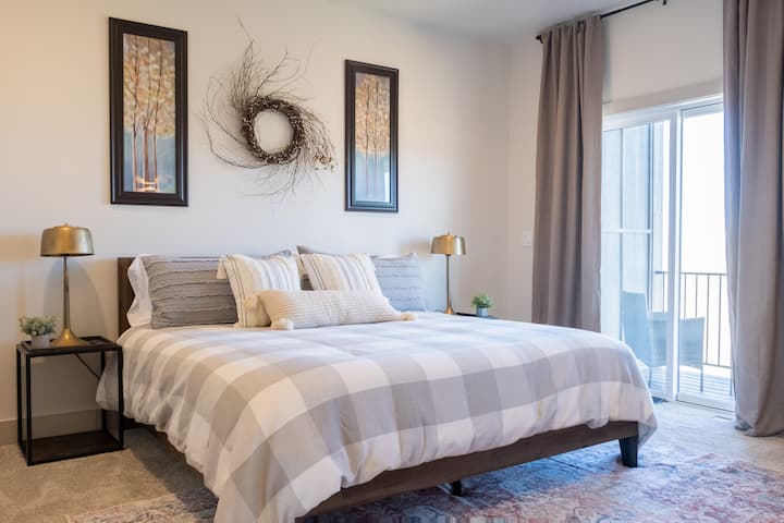 Ova primarna spavaća soba je tako lijepo utočište. S dovoljno prostora za širenje, ima ormar, TV, terasu s pogledom na planine, kutak za čitanje, vlastitu kupaonicu i još mnogo toga. Ovdje ima dovoljno prostora i za djecu.