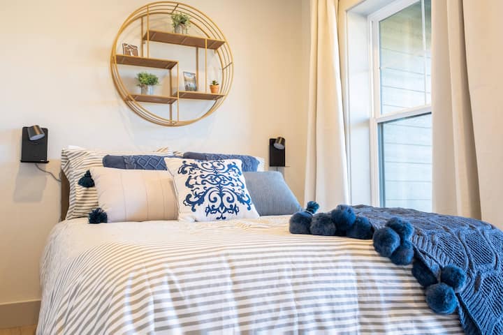 Dormitorio en planta baja: ¡este es un espacio muy acogedor con mucha luz natural, una ventana grande y una gran cama!