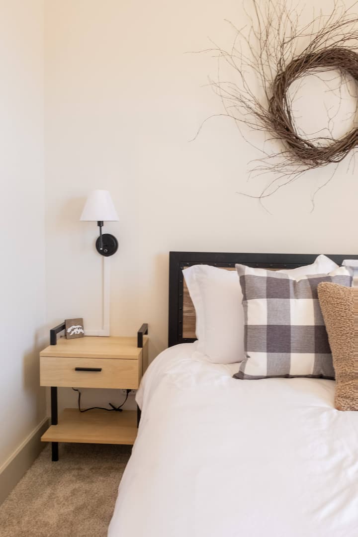 Planinarsko utočište. S mnogo prirodnog svjetla i pogleda na planine, možete se koristiti i zavjesama za zamračivanje kako biste se dobro naspavali.