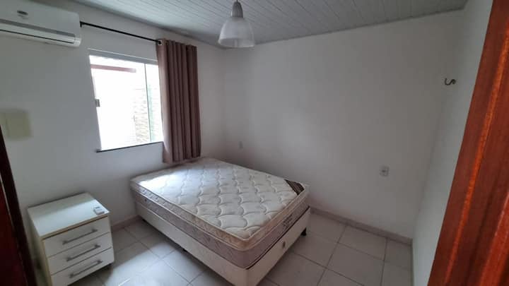 суит на приземния етаж с двойно легло, хамак, допълнителен матрак и нощно шкафче.