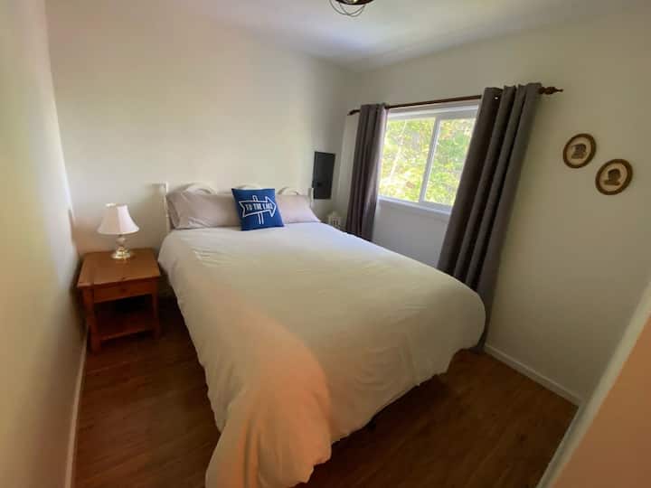 第二间卧室配备标准双人床、遮光窗帘
隔壁区域还有一张单人幼儿或额外房客床 
此房间可供3人入住 