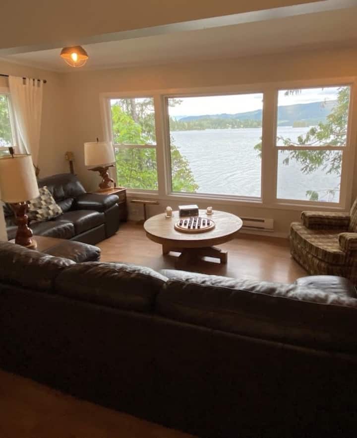 皮沙发和双人沙发，大型轻松椅
几个有趣的Naural Wood游戏。 有很多复古和新的儿童游戏、拼图和玩具。