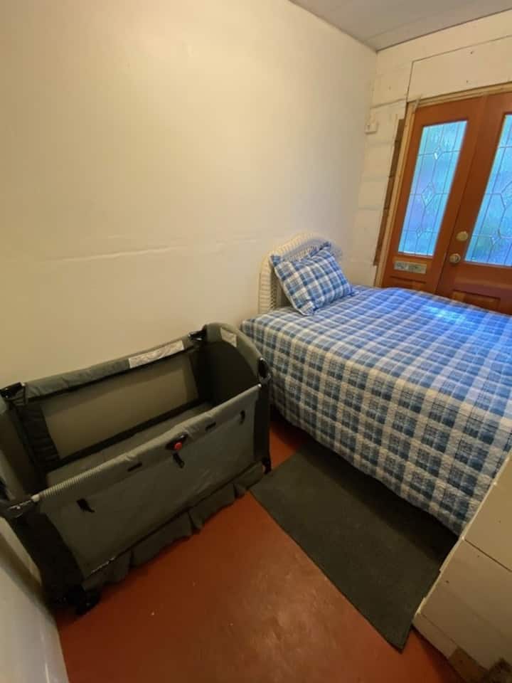 楼上有小小的额外睡眠空间，如有需要，配有双人床。
（房东不提供婴幼儿床上用品或婴儿床）
纯棉床上用品和高级羽绒被
遮光窗帘。