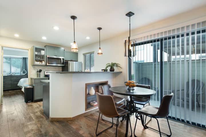 Modern 2BR in DTC | First Floor | Sleeps 5
