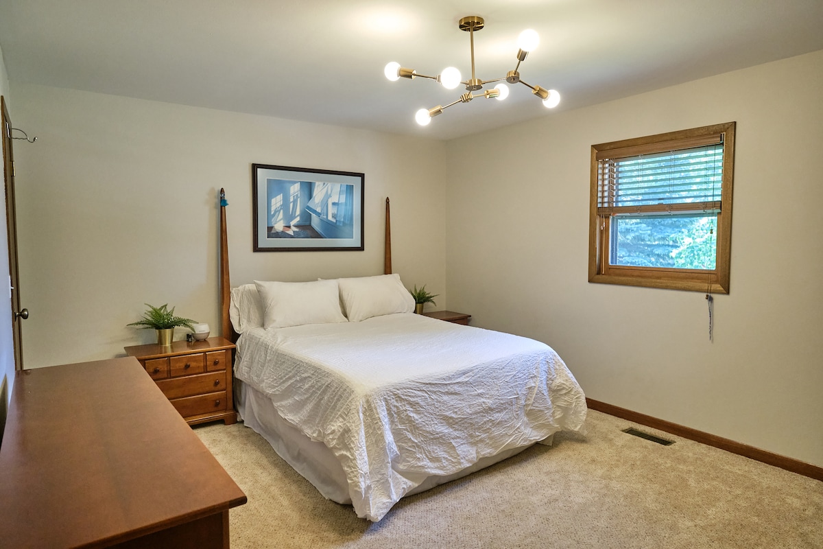Bedroom with Queen Bed