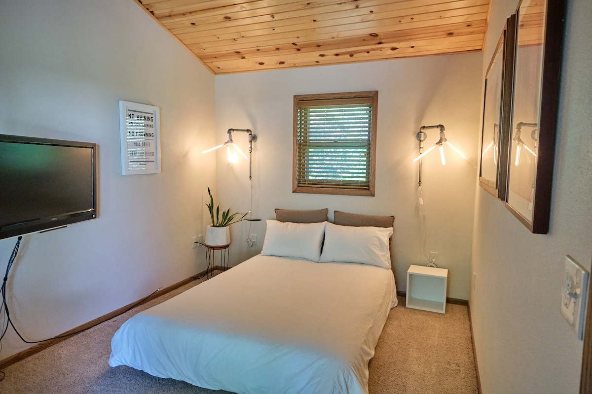 4th bedroom or could also be used as an additional tv room. Has doors for privacy either way. 