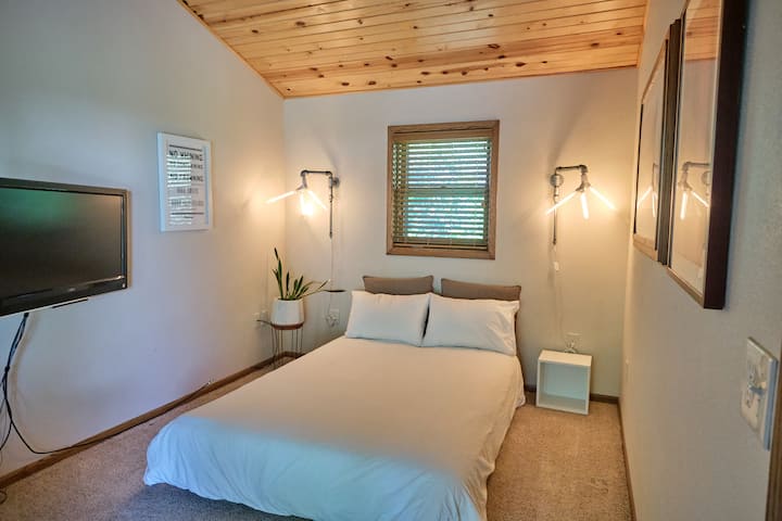 4th bedroom or could also be used as an additional tv room. Has doors for privacy either way. 