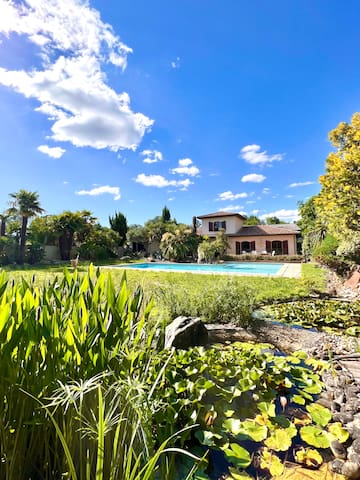 Maison chaleureuse du sud avec jardin paysager