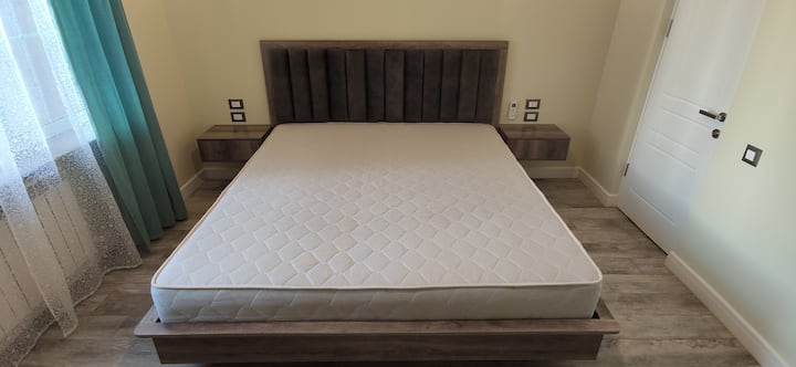 ห้องนอนใหญ่พร้อมตู้เสื้อผ้าแบบวอล์คอินและห้องอาบน้ำ