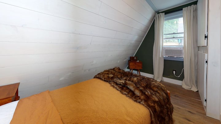 Encantador dormitorio de la planta baja: ¡Disfruta de una decoración encantadora y una luz natural serena para un retiro tranquilo!
