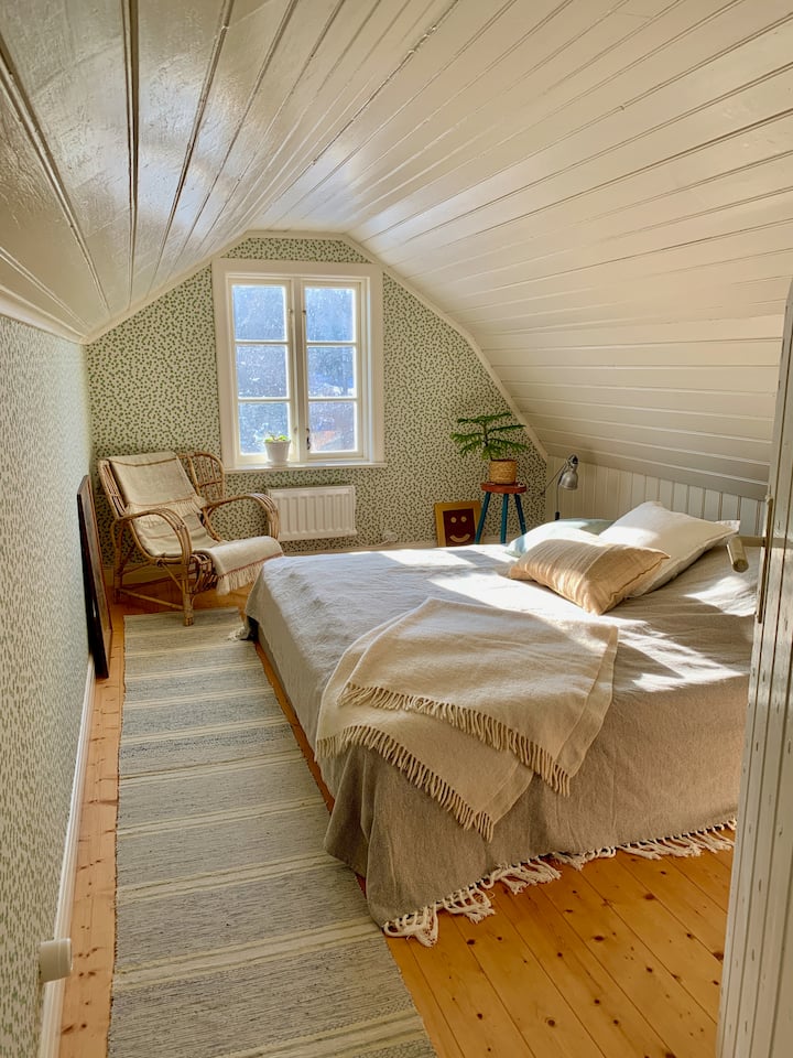 Cámara para dormir en el sur. Sol matutino. Altura del techo inferior a la estándar.