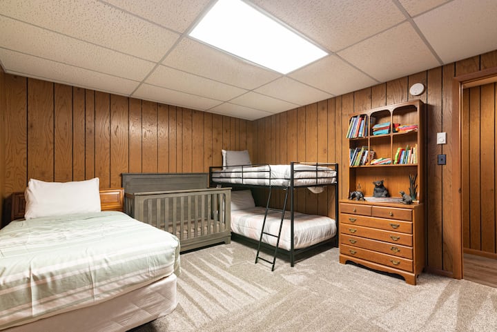 ห้องนอนที่สามชั้นล่างเหมาะสำหรับกลุ่มเด็กหรือทั้งครอบครัวมีเตียงแฝดพร้อมเตียงสองชั้นสองเตียง  นอกจากนี้ยังมีเตียงเด็กอ่อนสำหรับเด็กเล็กที่สุด