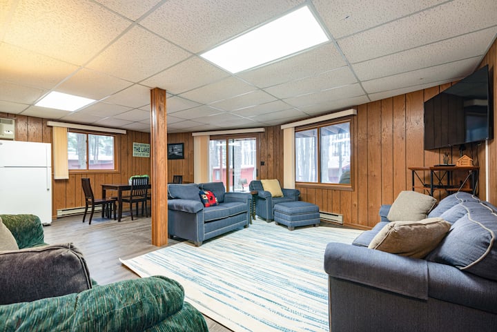 พื้นที่นั่งเล่นชั้นล่างโซฟาทีวีพื้นที่นั่งเล่นขนาดใหญ่