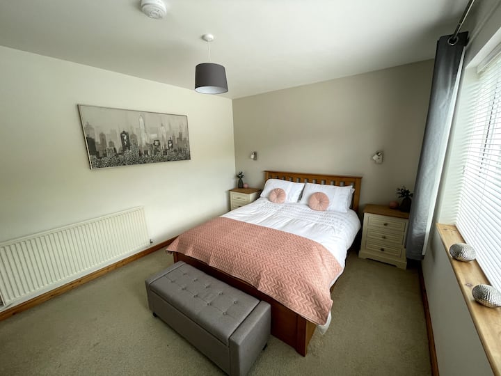 غرفة النوم الرئيسية ، سرير بمقاس كبير ، خزانة ملابس مناسبة