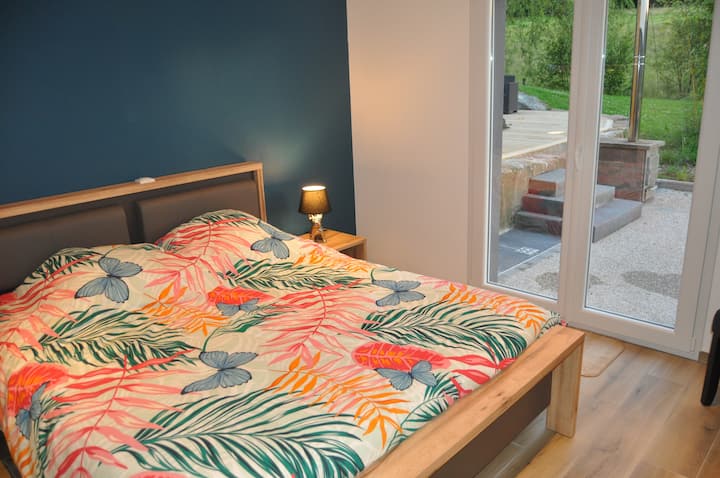 Chambre 1 avec accès direct sur la terrasse 