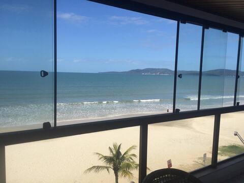 Front of the sea, at the best point of Meia Praia.