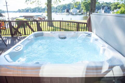 Cheerful Cottage with hot tub