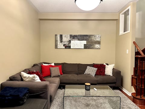 Top performing Airbnb: Charming 4-Bedroom Oasis in Family Neighborhood in Mississauga