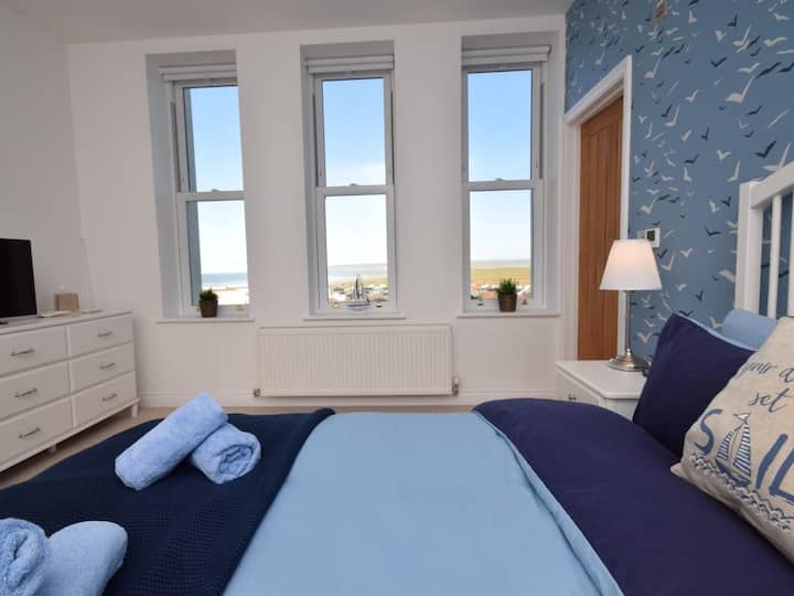 A king size bed in the master bedroom. Bedlinen and towels included.