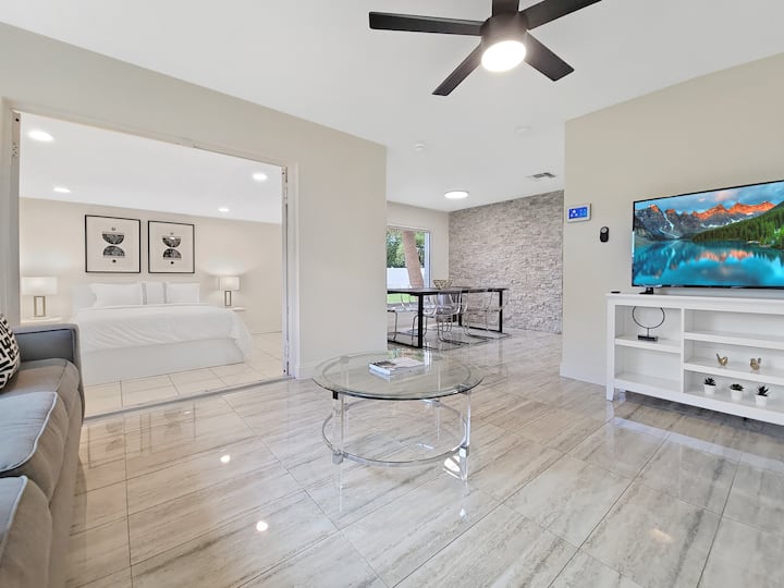 Centric Vacation Home With Tiny House Near Beaches - Tampa, FL