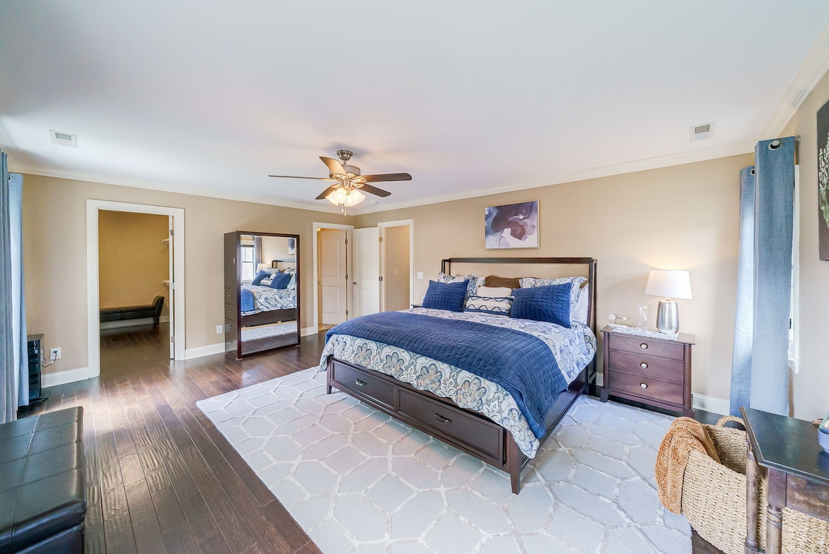 主卧配备加大双人床。带梳妆台的大型步入式衣橱。