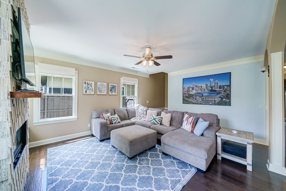 有很多舒适的座位，美丽的背景是定制的夏洛特天际线壁画。