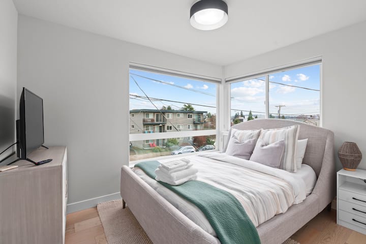 Спалня с двойно легло.  Има голям дрешник за багажа ви и щори за затъмнение за комфортен нощен сън.