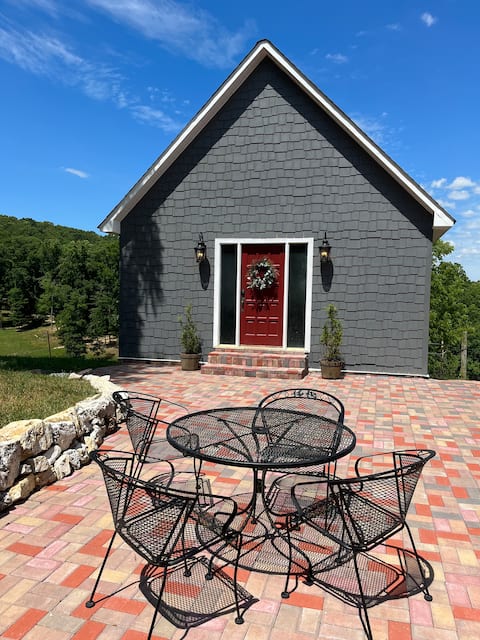 Cheerful, Private Cottage on Oak Forest Farm
