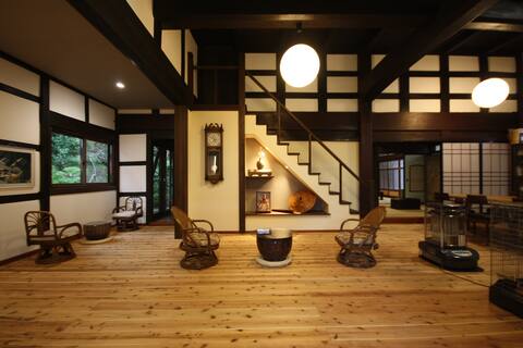 A farmhouse in an old house. There is a 1000 yen taxi from Echizen Takefu Station (entire building r