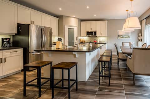 Luxury designer home with BBQ & fire pit