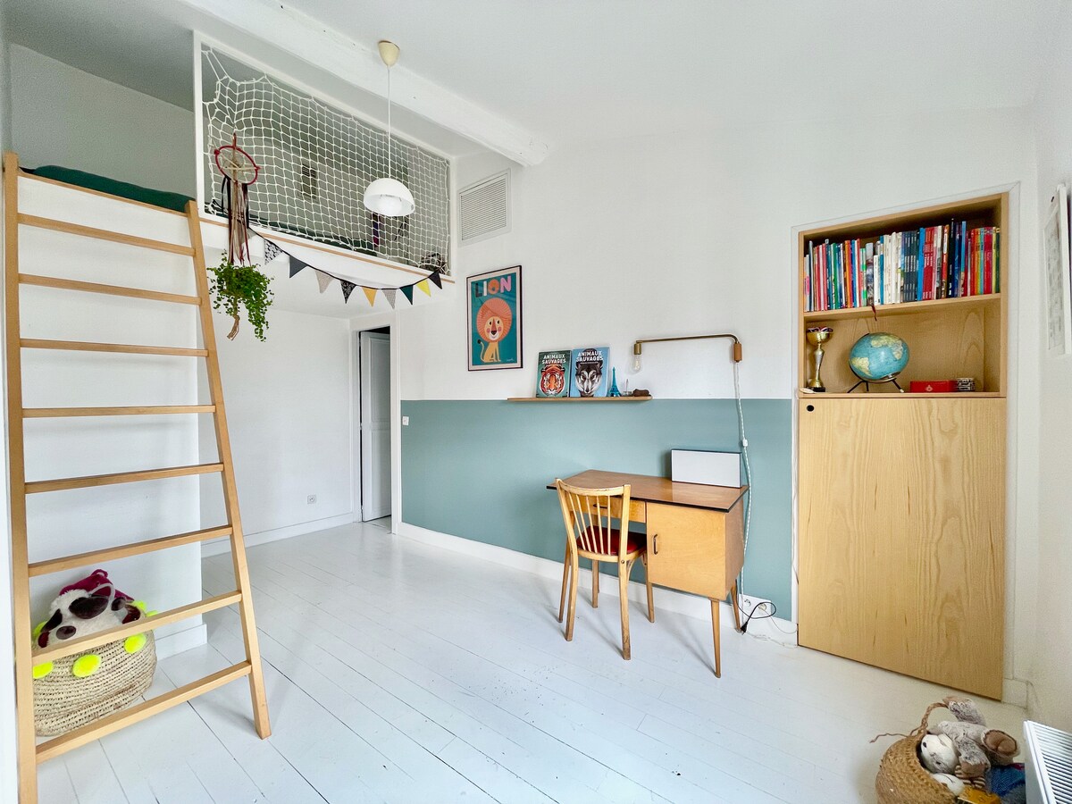 Dhoma e gjumit 3 : 1 krevat 90x200 në mezzanine