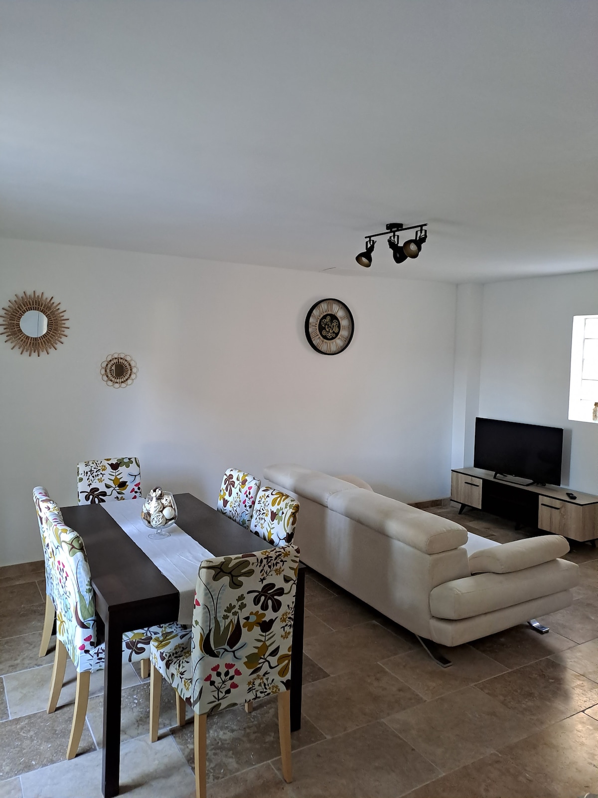 Top Airbnb: Pleasant home in the heart of the village with a garage. in Pernes Les Fontaines