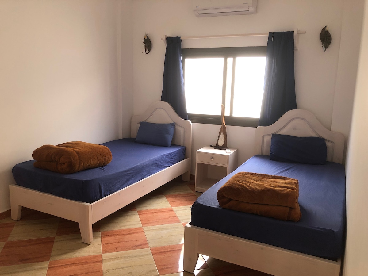 Dva kreveta za jednu osobu u spavaćoj
sobi