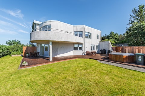 Spacious and family friendly home with a hot tub