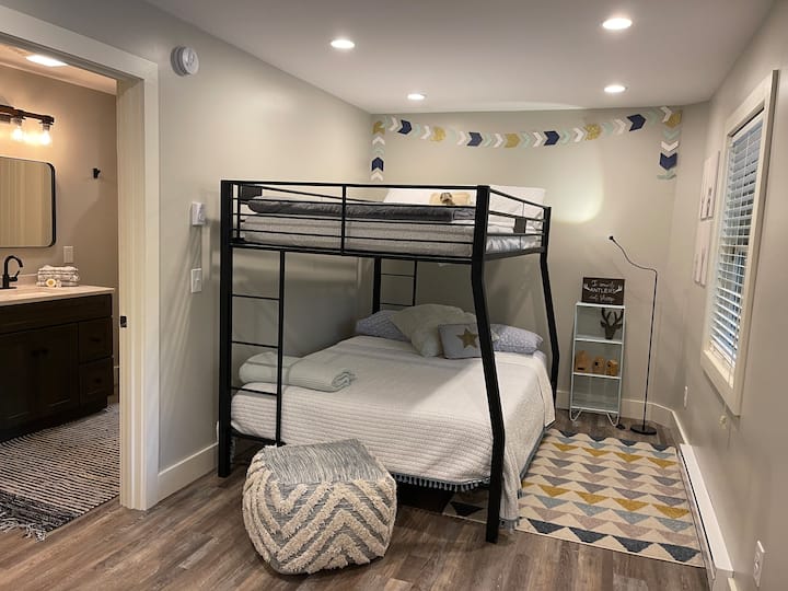 Ky krevat marinari është i hapur për dhomën e ulët të ndenjjes. Një krevat dopio "queen" në pjesën e poshtme. Banjë e kompletuar